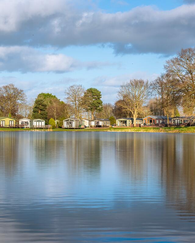 Spring sunshine at 5 star caravan holiday home park with fishing lake in Herefordshire