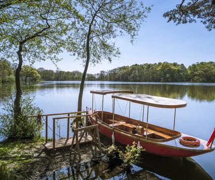 Steam boat at Pearl Lake 5 star caravan holiday park