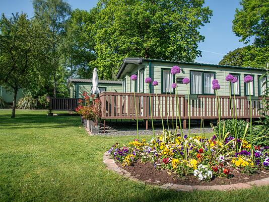 5 star caravan holiday home park with golf course, Pearl Lake, Herefordshire.