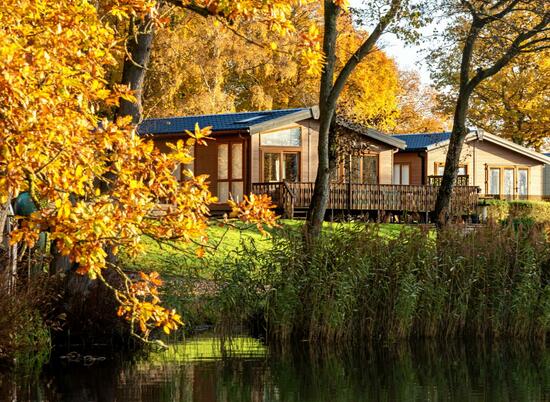Spectacular autumn colours at Pearl Lake