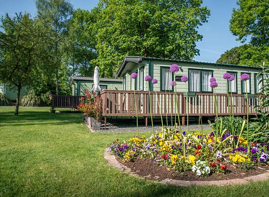 5 star caravan holiday home park with golf course, Pearl Lake, Herefordshire.