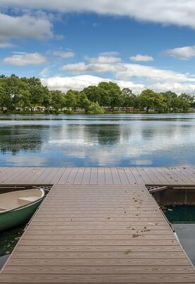Rowing boat on jetty at spectacular Pearl Lake