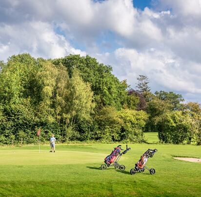 5 star caravan holiday home park with golf course, Pearl Lake, Herefordshire.