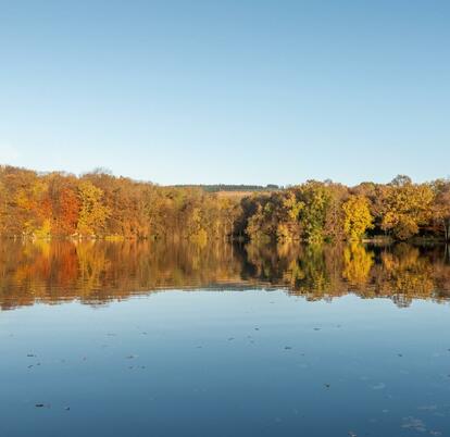 Spectacular autumn colours at Pearl Lake