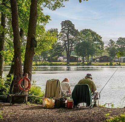 % star caravan holiday park with fishing lake in Herefordshire