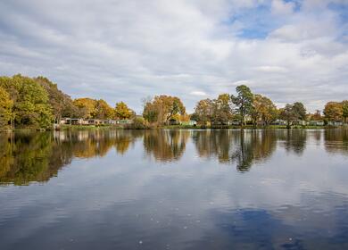 5 star caravan holiday park in Herefordshire - view across the lake